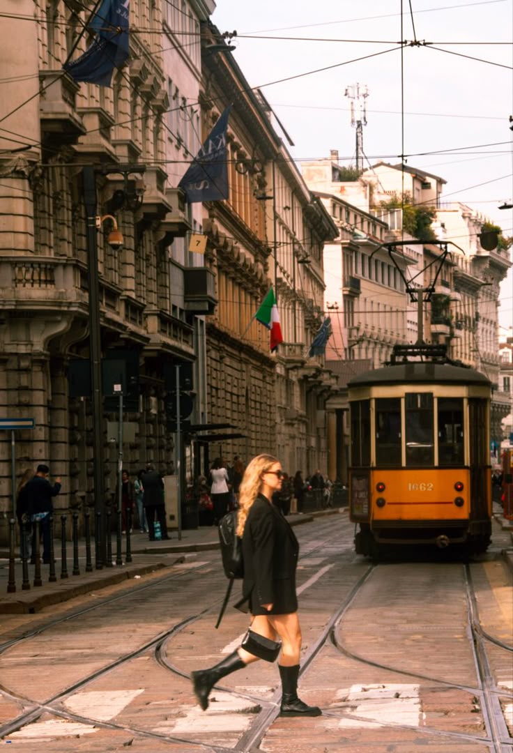 Ragazza che attraversa i binari del tram