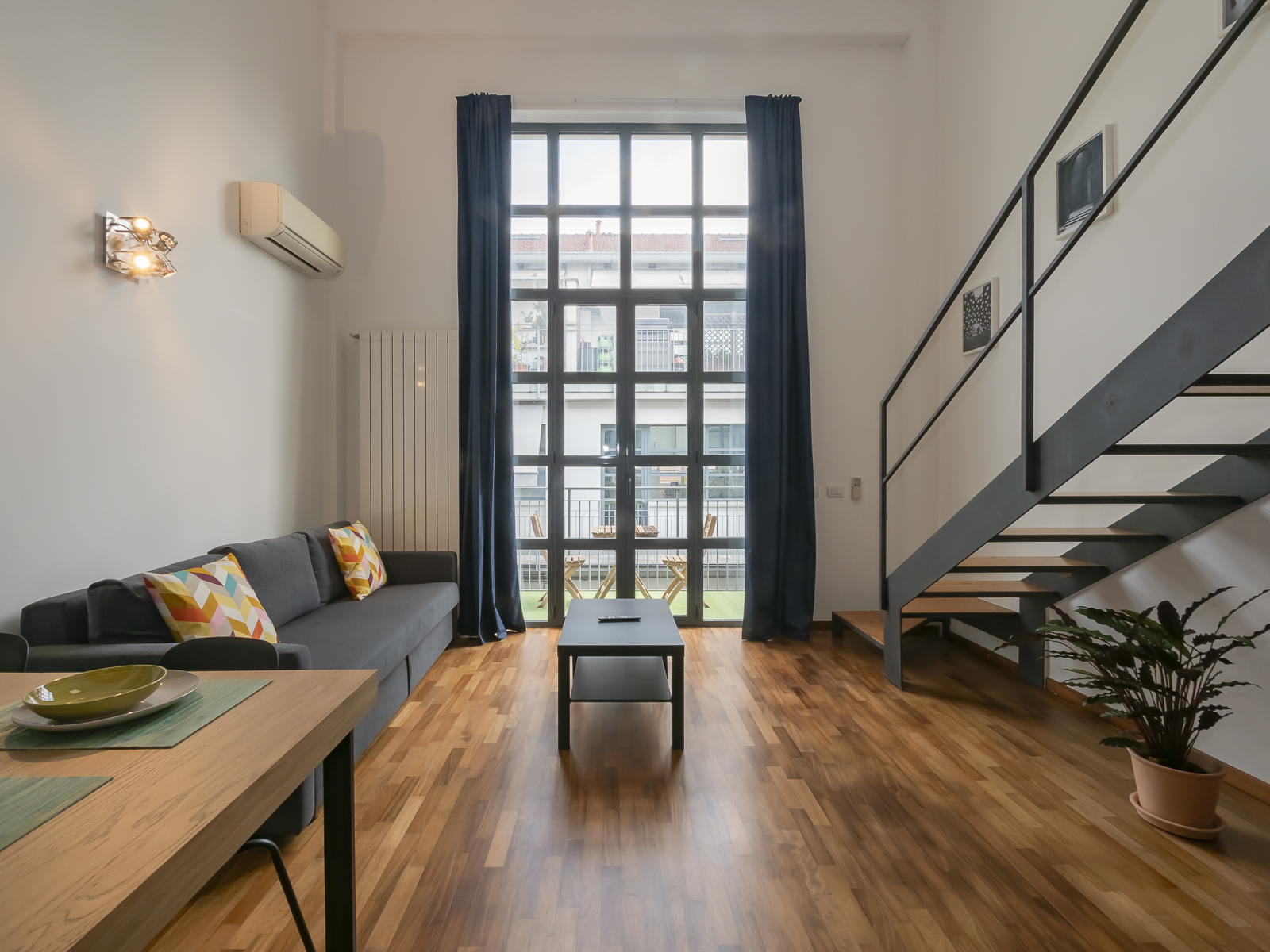 Loft moderno con soppalco e vetrate a Milano
