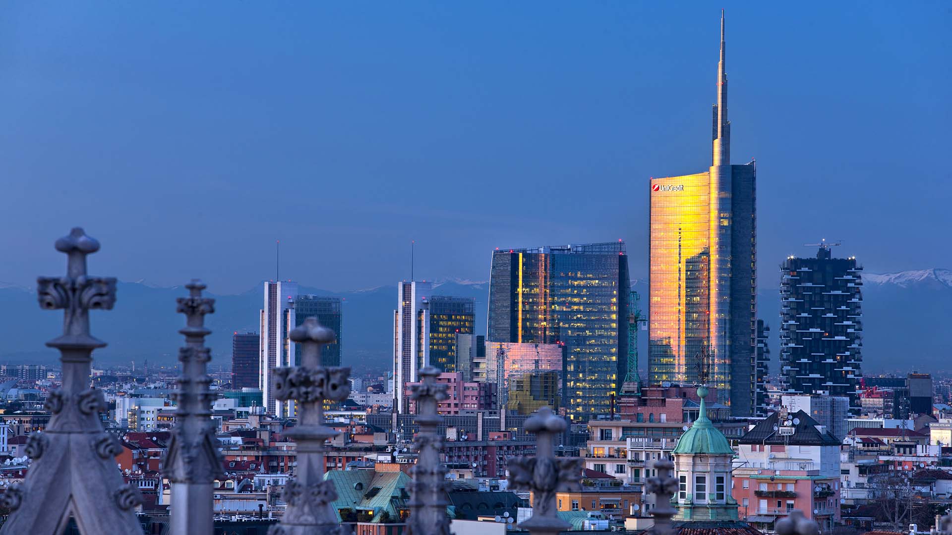 Skyline di Milano al crepuscolo visto dalle guglie del Duomo con Torre UniCredit