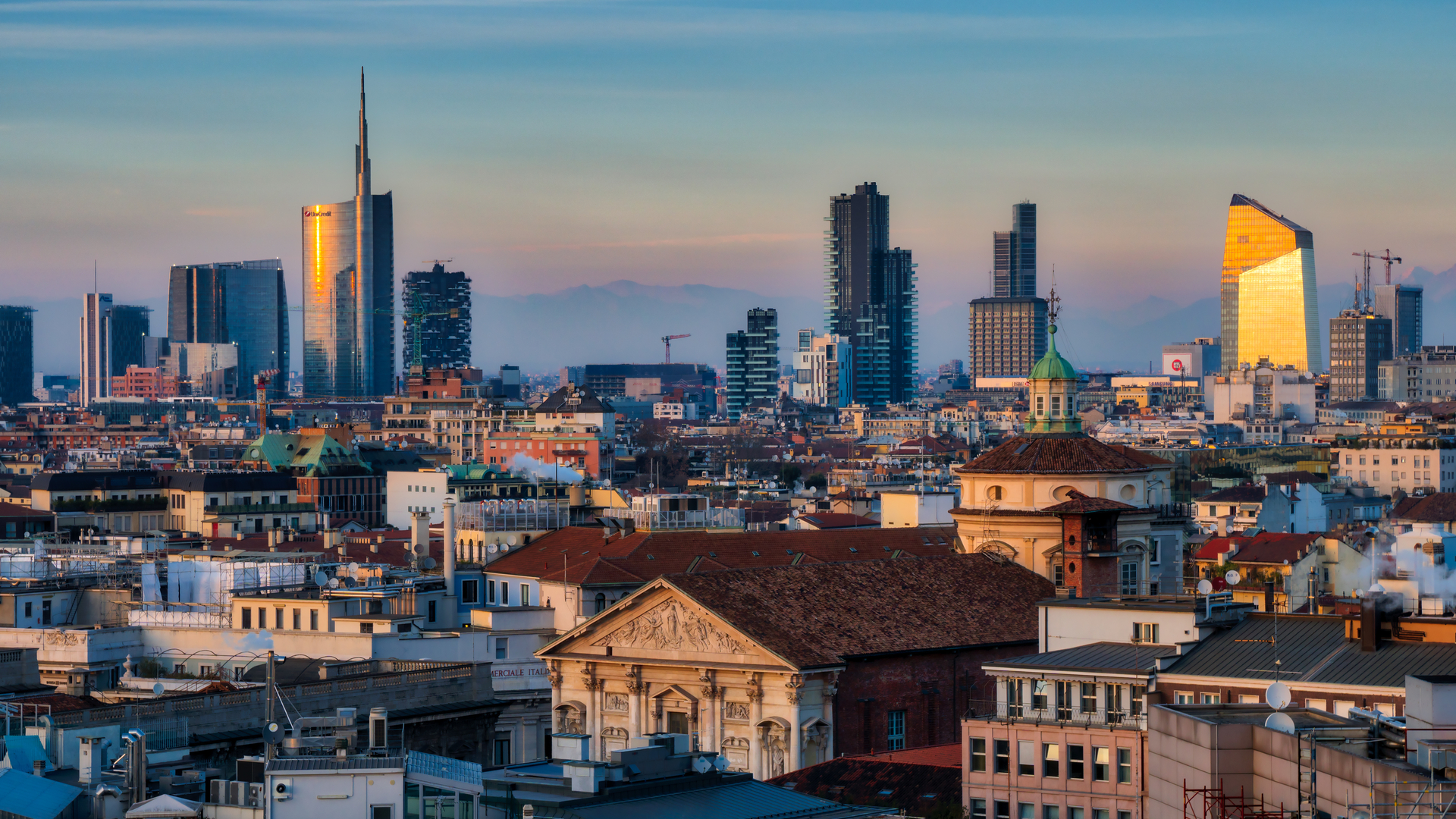 Skyline di Milano al tramonto con Torre Unicredit