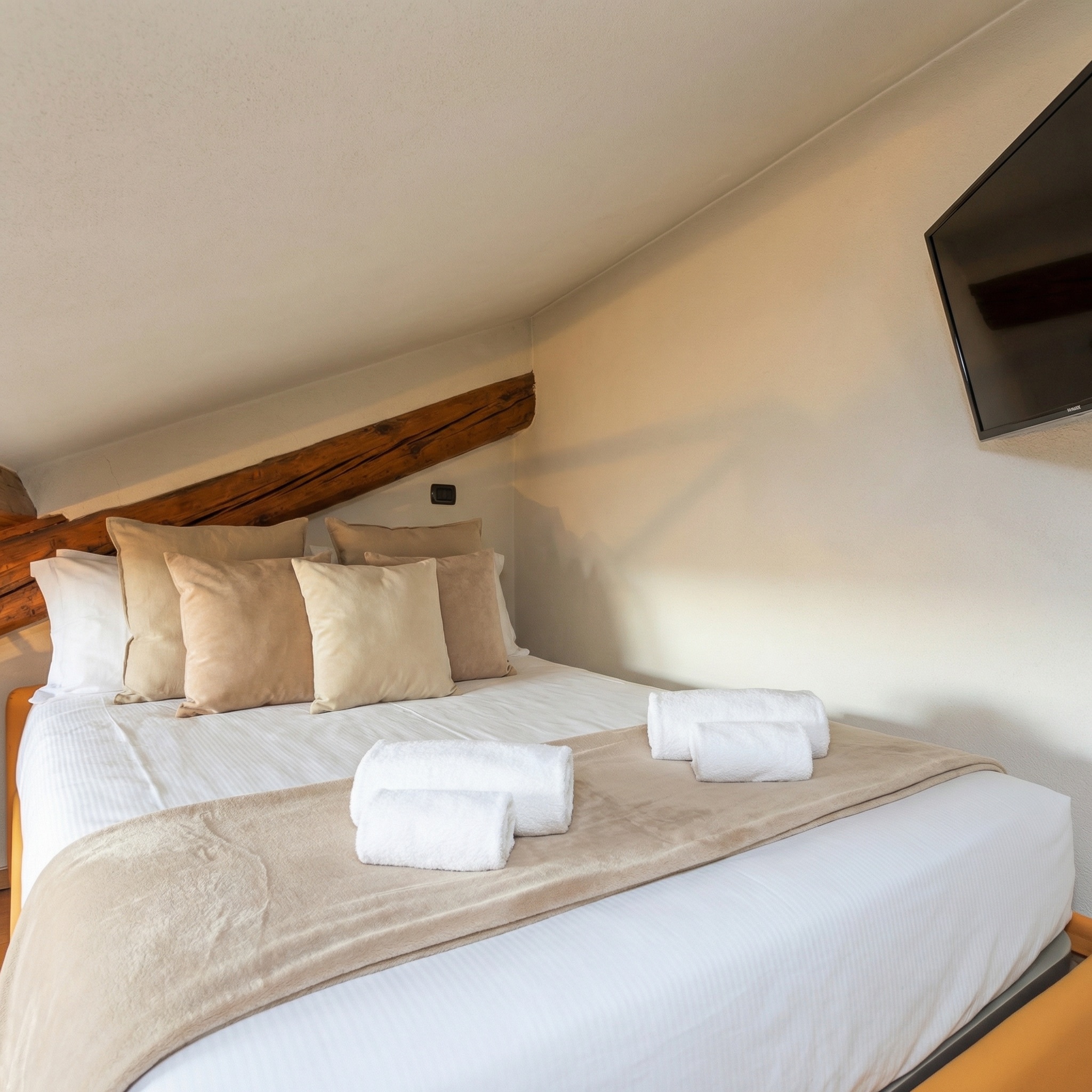 Camera in mansarda con travi