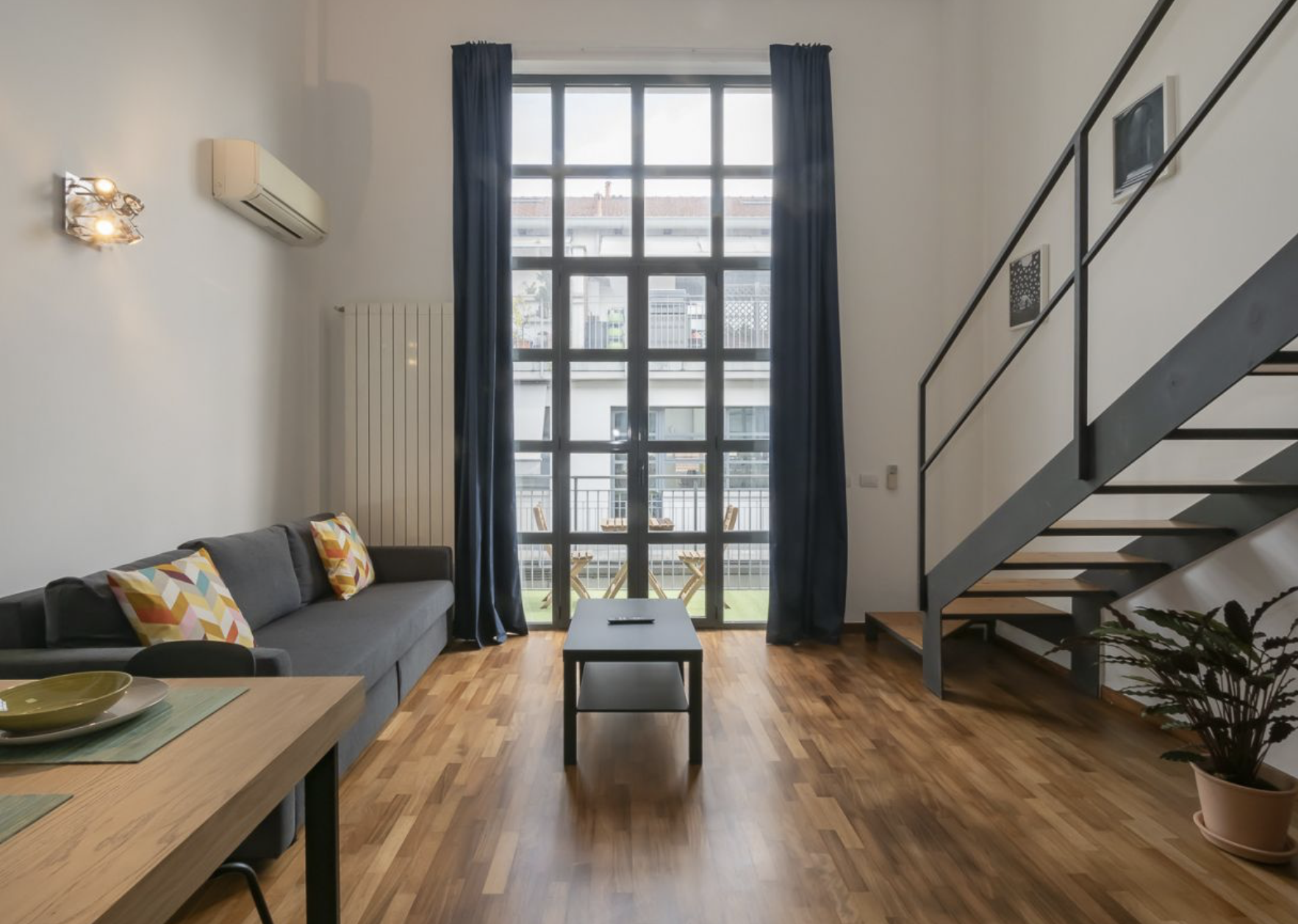 Loft moderno con soppalco