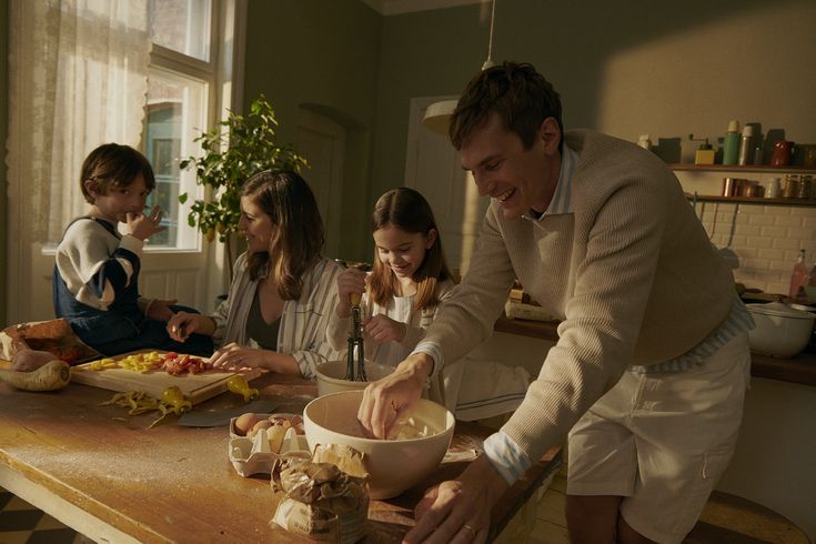 Famiglia che cucina insieme