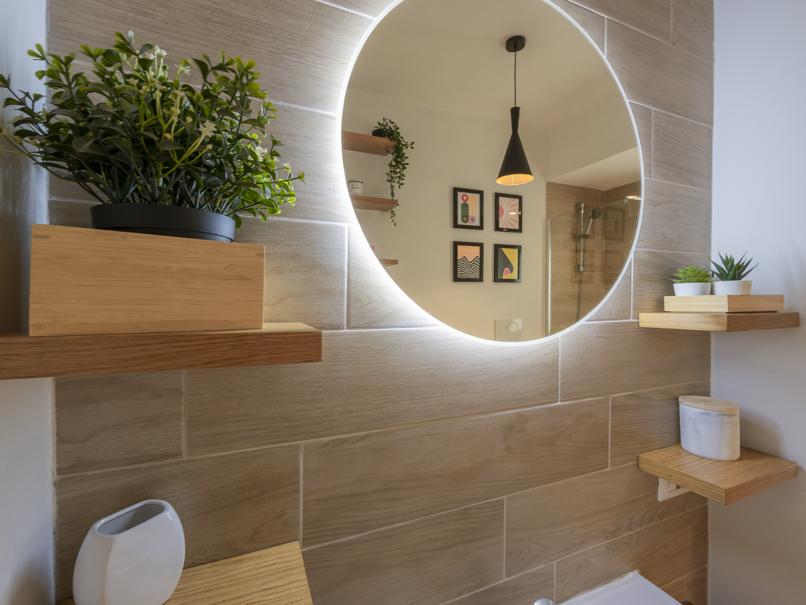 Bagno di design con specchio retroilluminato