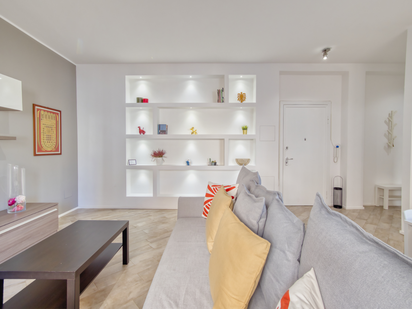 Soggiorno moderno con libreria illuminata